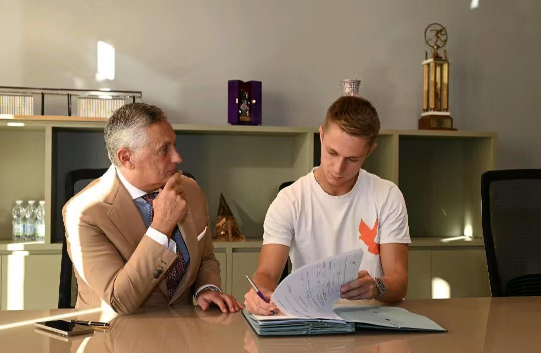 官方：佛罗伦萨租借威尼斯中场卡维利亚，含有条件强制买断权